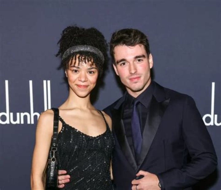 Carin Leon- Age, Bio, Girlfriend, Net Worth, Height, Weight