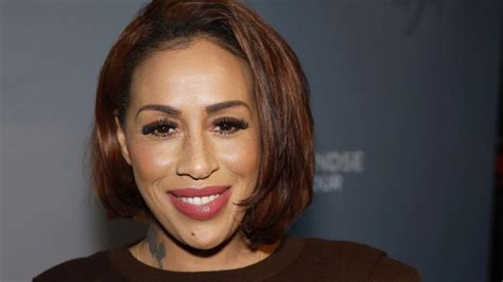 Glennis Grace: Boyfriend, net worth, tattoos, smoking & body measurements