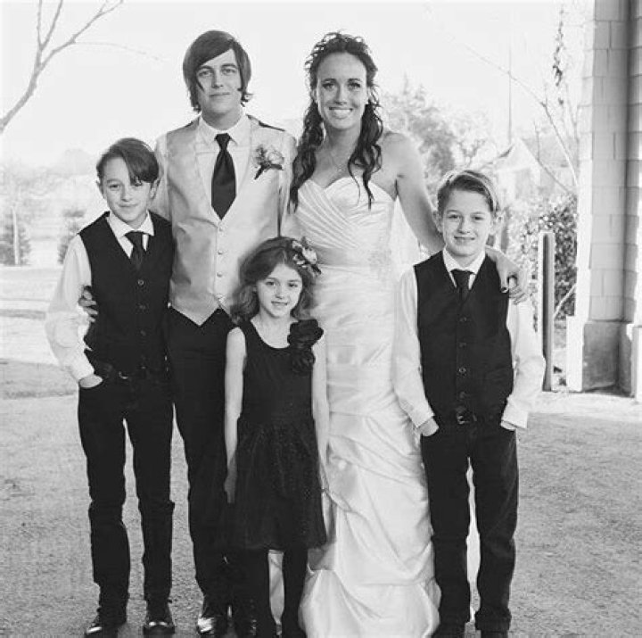 Vic Fuentes Bio, Wiki, Age, Height, Family, Girlfriend, Kellin Quinn, Songs, and Net Worth.